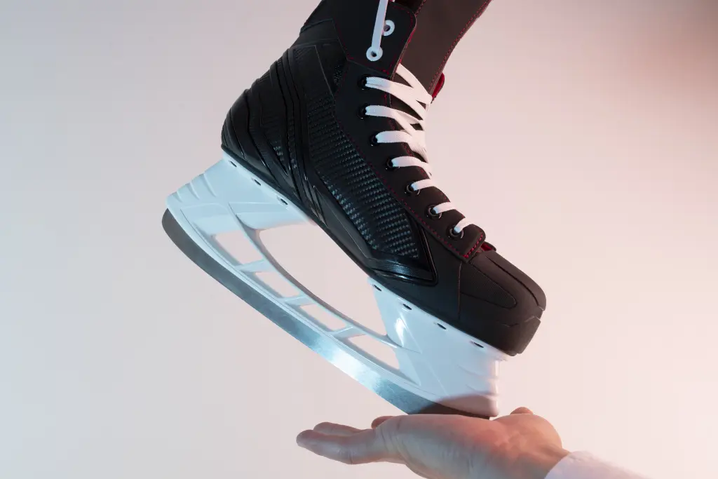 black-ice-skates-man-s-hands (1).jpg